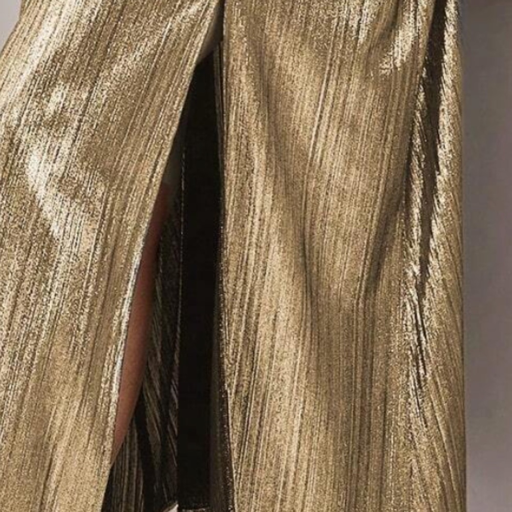 Elegant Gold Metallic Long-Sleeve Maxi Dress - Picture 4 of 4